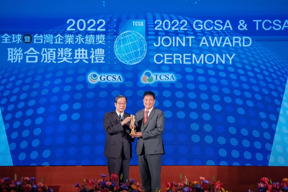 友達光電深耕永續經營、致力落實ESG作為，榮獲台灣企業永續獎及全球永續獎共計9項大獎，由考試院院長黃榮村(左)頒獎，友達光電董事長暨執行長彭双浪(右)代表領獎