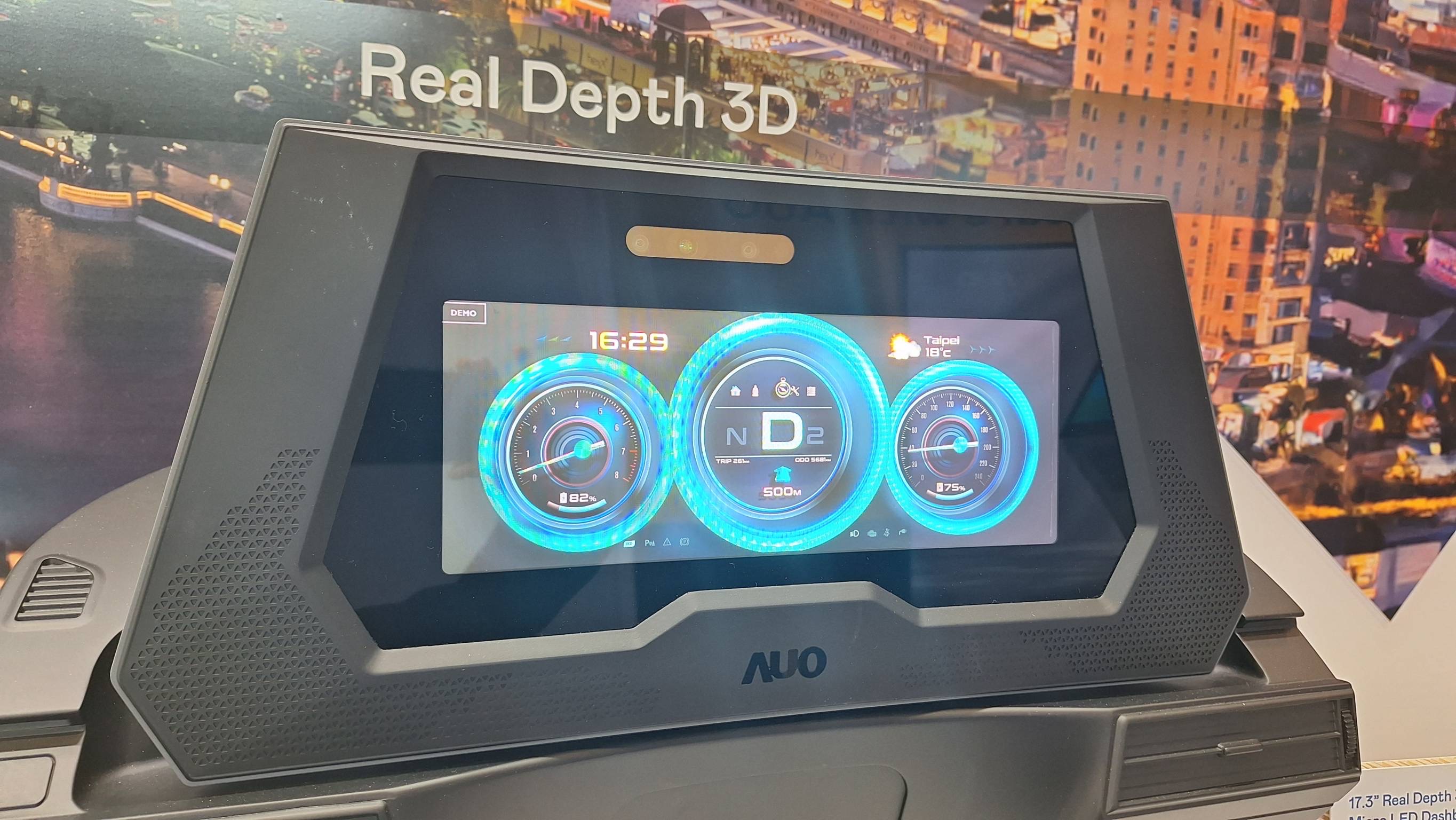 友達的「裸眼3D Micro LED儀表板」將Micro LED與LCD技術整合成17.3吋顯示器，打造令人驚豔的3D效果，同時具備DMS辨識系統，可偵測駕駛行為並進行安全預警。