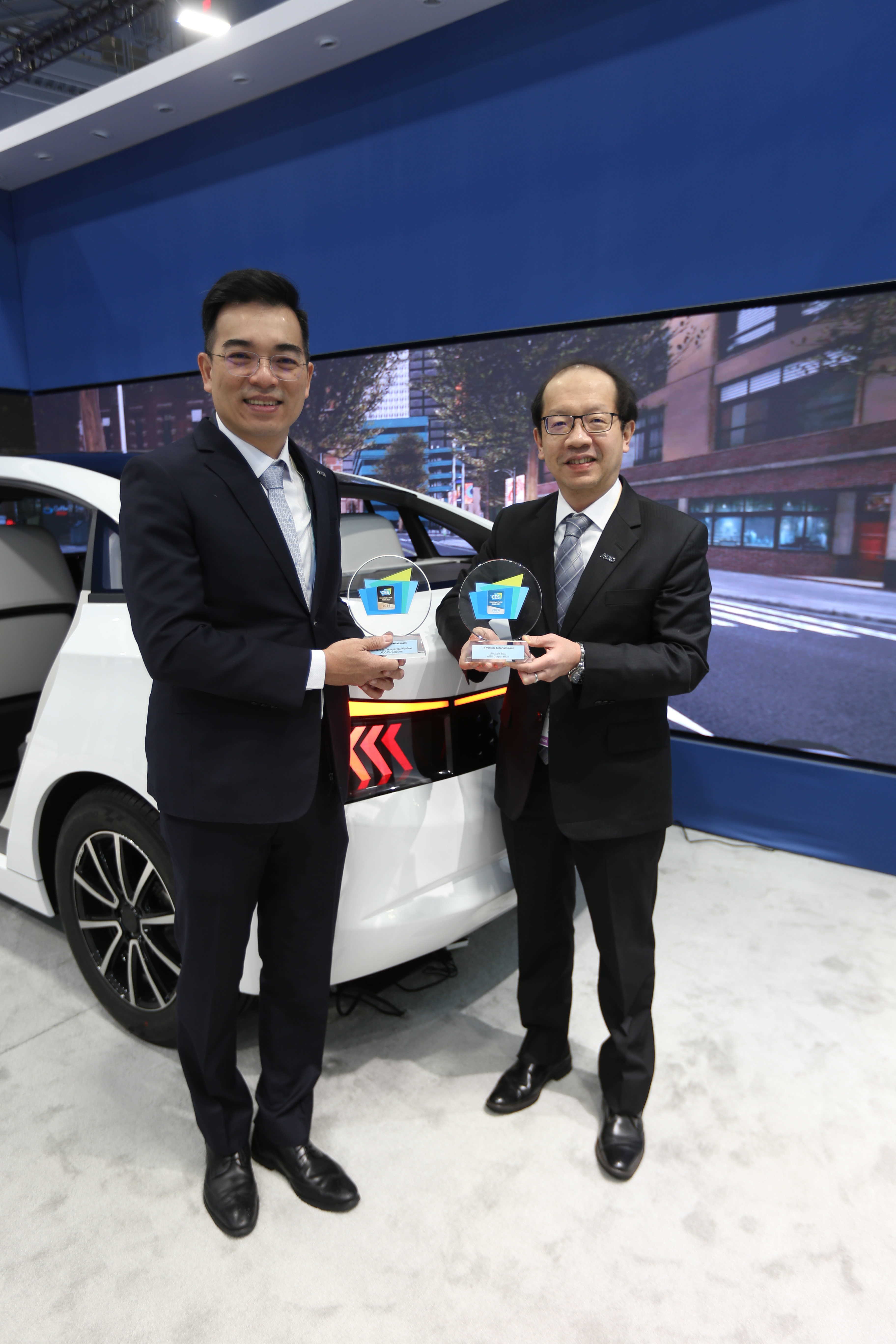 友達以革命性突破的Micro LED車用顯示應用，榮獲CES 2024最佳創新獎、創新獎殊榮。圖左為友達光電執行長暨總經理柯富仁、右為技術長廖唯倫