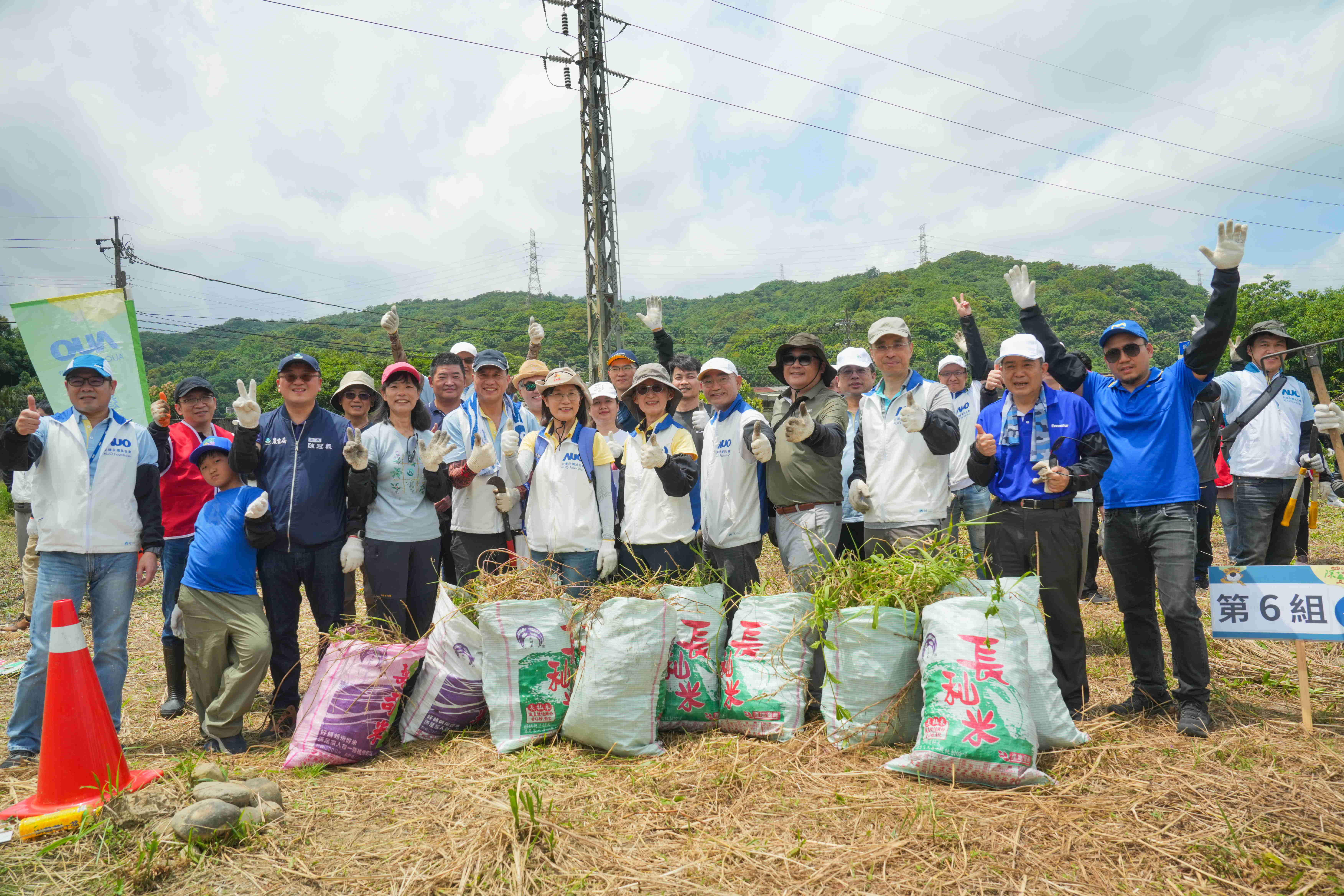 友達永續基金會今（17）日在桃園龍潭廠區舉辦「手護台灣綠色堡壘　Green Party除蔓生活節」，由友達光電暨友達永續基金會董事長彭双浪攜手政府、供應商等合作夥伴共同參與